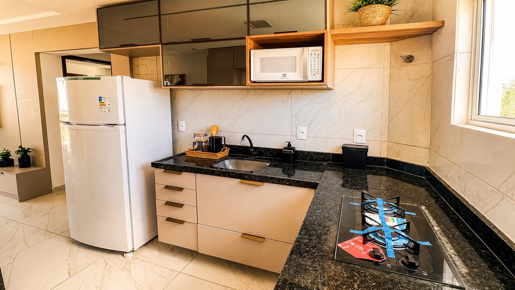 Cozinha planejada com bancada de granito em unidade entregue pelo Grupo ZGT