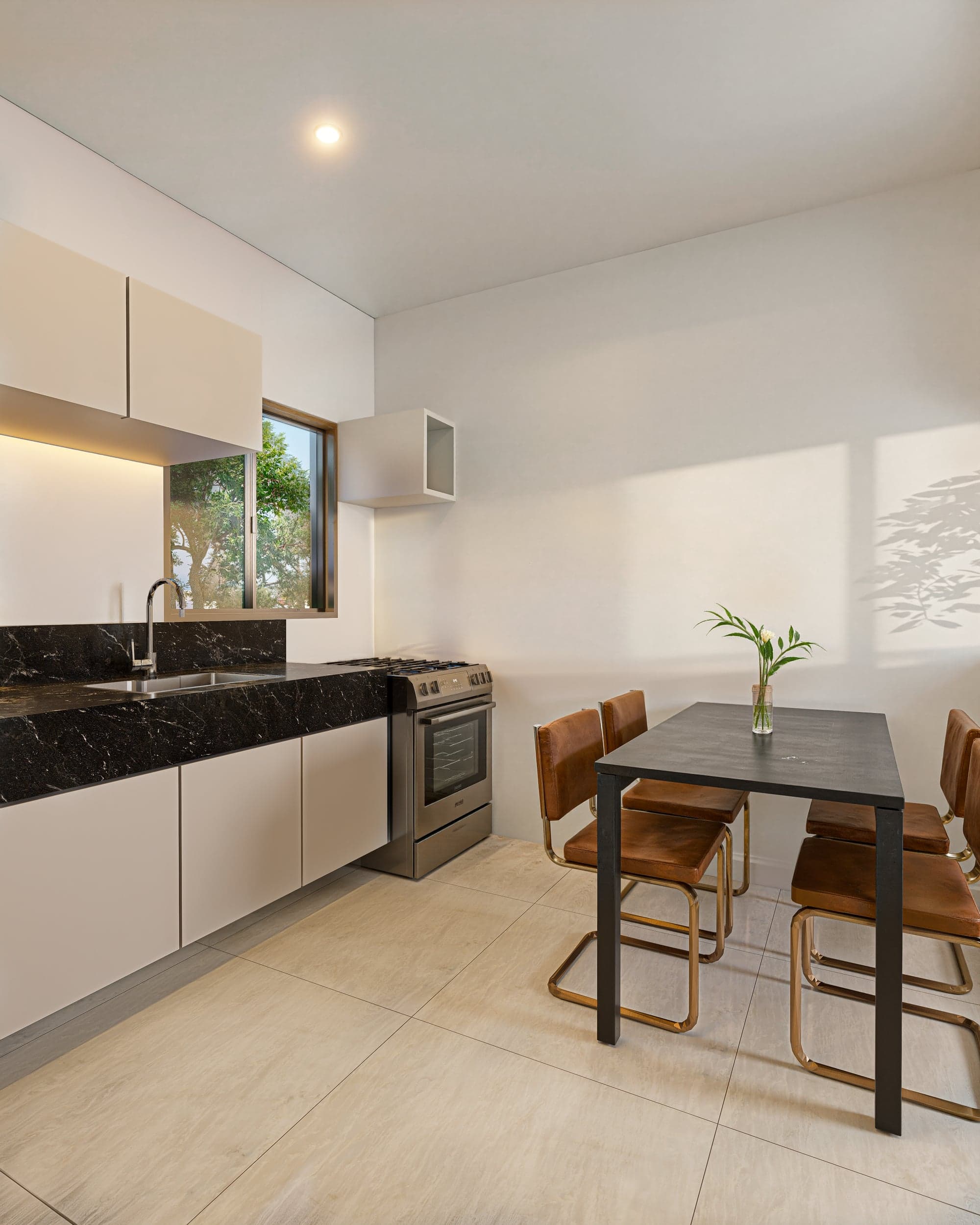 Render da cozinha do Visual das Mangabeiras com bancada em granito preto